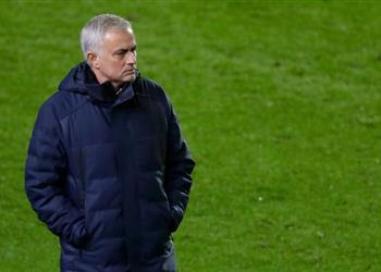 مورينيو يوجه رسالة حاسمة للاعبي توتنهام في حافلة الفريق بعد هزيمة الدوري الأوروبي