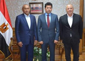 أشرف صبحي يطمئن هاتفي ا على أحمد أحمد بعد إصابته بـ كورونا