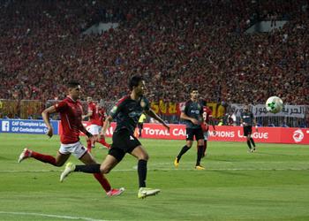 الشيخ يؤازر لاعبي الأهلي قبل مواجهة النجم