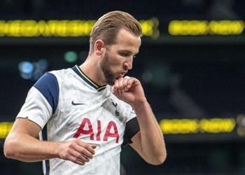 أسطورة آرسنال كين يقوم بدور فيرمينو مع محمد صلاح وماني في توتنهام