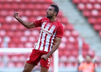 فيديو كوكا يسجل هدفين ويقود أولمبياكوس للفوز على أبولون في الدوري اليوناني