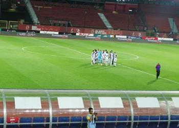 مدير الكرة في طلائع الجيش يعنف اللاعبين بين شوطي مباراة الأهلي