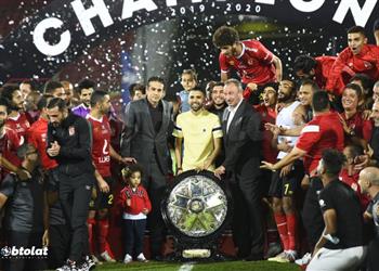 فيديو وصور مؤمن زكريا يشارك في مراسم تتويج الأهلي بدرع الدوري