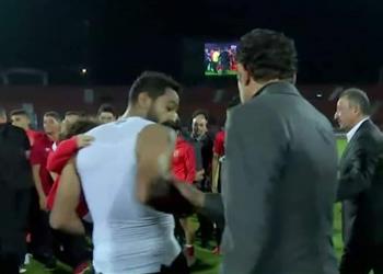 فيديو اشتباك بين كهربا ومحمد فضل في مراسم تتويج الأهلي بالدوري