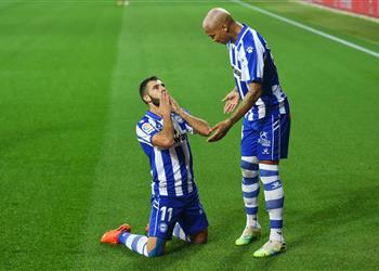 فيديو روخا يستغل خطأ بيكيه ونيتو ويسجل هدف ألافيس الأول أمام برشلونة