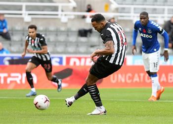 بالفيديو هدية إلى ليفربول نيوكاسل يعمق جراح إيفرتون بثنائية في الدوري الإنجليزي