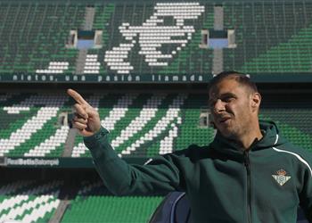 قائد ريال بيتيس قبل مباراة برشلونة كومان لن يرحب بي ولا أعتبره مدربا مفيدا