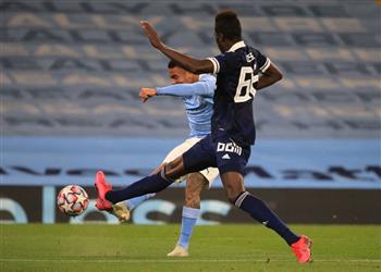 فيديو بمشاركة كوكا مانشستر سيتي يهزم أولمبياكوس بثلاثية ويضع قدم ا في ثمن نهائي دوري الأبطال