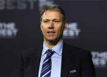 فان باستن تعاملت مع فان نيستلروي بقسوة مثلما عاملني يوهان كرويف