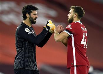 أليسون يشيد بمدافع ليفربول الشاب تمسك بالفرصة جيد ا