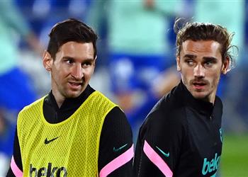 ميسي وجريزمان يغيبان عن تدريبات برشلونة قبل مباراة ريال بيتيس في الدوري الإسباني