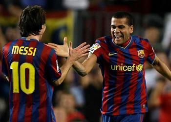 داني ألفيس نصيحتي لديست مرر الكرة لميسي