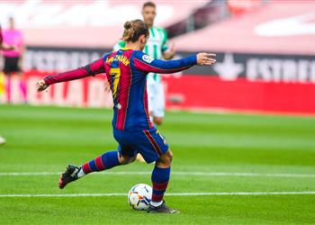 فيديو الحظ ي عاند الفرنسي جريزمان يهدر ركلة جزاء في مباراة برشلونة وريال بيتيس