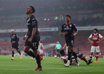 فيديو تريزيجيه يسدد وساكا يسجل هدف ا بالخطأ لـ أستون فيلا أمام آرسنال