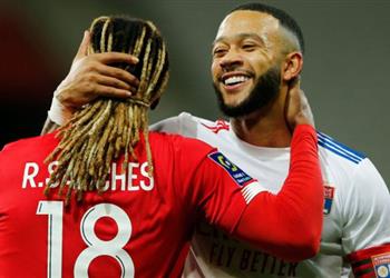 ديباي يلمح لإمكانية الرحيل عن ليون وسط ترقب من برشلونة