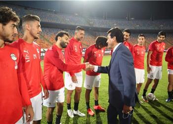 صور أشرف صبحي يؤازر منتخب مصر في تدريبات اليوم