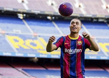 ديست يتحدث عن سر تكيفه مع برشلونة واللعب بجوار ميسي وتعليمات كومان له