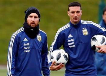 سكالوني يوضح حالة ميسي قبل مواجهة الأرجنتين وباراجواي ويؤكد ديبالا حطم قلوبنا