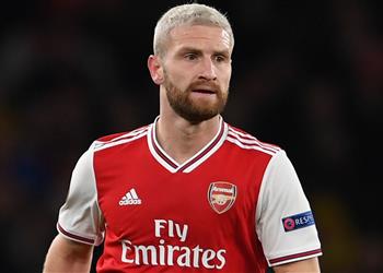 والد موستافي يثير التكهنات حول مستقبله في آرسنال