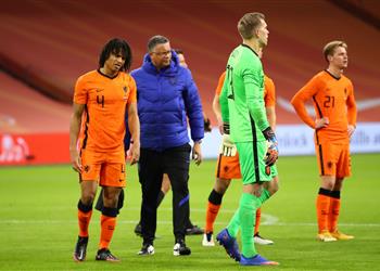 الإصابة تجبر آكي على مغادرة معسكر هولندا والعودة لـ مانشستر سيتي