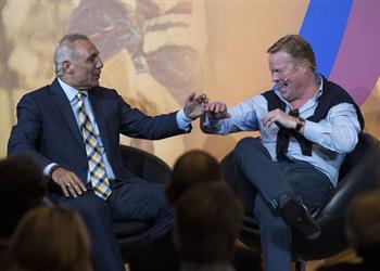 ستويشكوف كومان سعيد داخل برشلونة وطريقة رحيل سواريز حدثت معنا في 1994