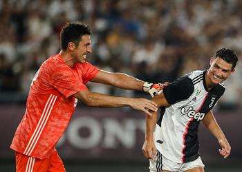 بوفون يهنئ كريستيانو رونالدو بعد معادلة رقم بوشكاش