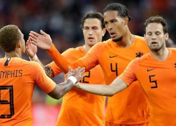 مدافع هولندي يدخل قائمة اهتمامات ليفربول لتعويض فان دايك وجوميز