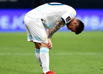 تقارير تكشف تفاصيل إصابة ميسي وعلاجه بـ علكة في مباراة الأرجنتين وباراجواي