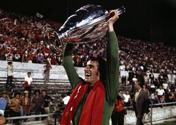 وفاة أسطورة إنجلترا وليفربول بعد صراع طويل مع المرض