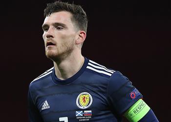 مدرب اسكتلندا يمنح ليفربول بارقة أمل بشأن روبرتسون