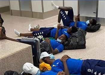 بيان رسمي كاف يستنكر احتجاز منتخب الجابون في مطار جامبيا