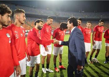 وزير الرياضة وعمرو الجنايني يطمئنان على بعثة المنتخب في توجو بعد إصابة النني بكورونا