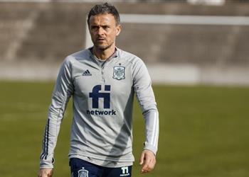 إنريكي يواصل الدفاع عن راموس ويتهرب من الحديث عن أزمة تجديد عقده