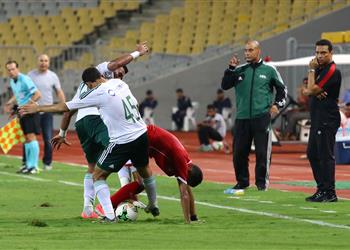 نهائي الكأس البدري يواسي مدافع المصري بعد خروجه مصاب ا