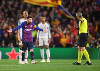 فيلم وثائقي يكشف عن صدمة ميسي من حكم مباراة برشلونة وليفربول