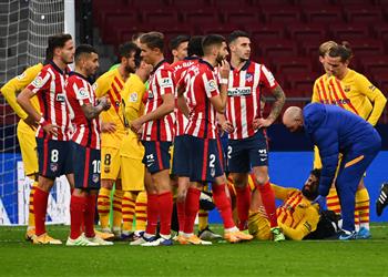 فيديو بيكيه يغادر مباراة برشلونة وأتلتيكو مدريد باكي ا