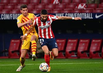 بعد بيكيه سيرجي روبيرتو يترك مباراة برشلونة وأتلتيكو مدريد مصاب ا