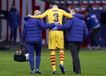 تقارير مدة غياب بيكيه عن برشلونة متوقفة على خيارين م عقدين