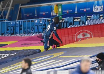 نيكولاس بيبي يعتذر لـ آرسنال بعد نطحه لاعب ليدز