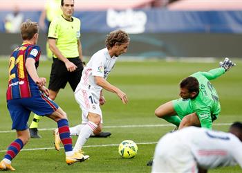 مودريتش يلقى بالكرة في ملعب ريال مدريد بشأن تجديد عقده