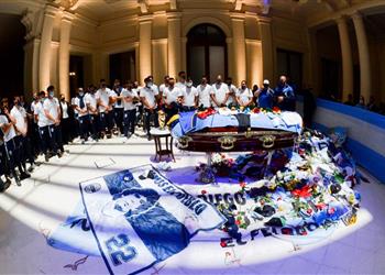 صور كأس العالم يودع مارادونا بحضور مليون شخص وتحديد موعد ومكان دفنه