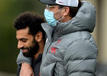 صور يورجن كلوب يتلقى أنباء سارة في تدريبات ليفربول قبل مواجهة برايتون