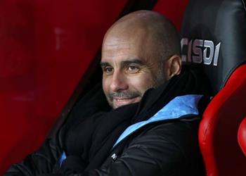 جوارديولا يتلقى أنباء سارة في تدريبات مانشستر سيتي قبل مباراة بيرنلي