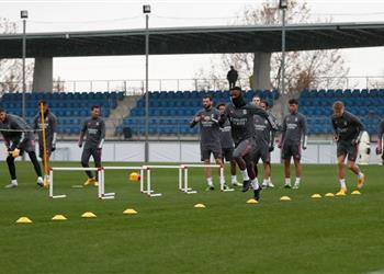 تدريبات ريال مدريد قبل مباراة ألافيس نجم جديد يغيب وراموس وبنزيما يواصلان التأهيل
