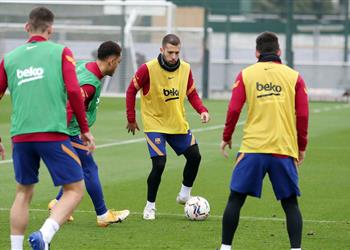 آس تكشف موقف بوسكيتس وأراخو وأومتيتي من مباراة برشلونة وأوساسونا