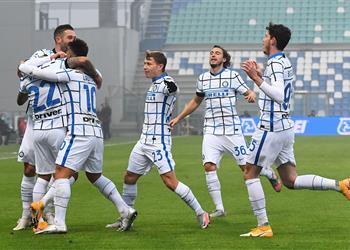 إنتر ميلان يخمد صحوة ساسولو بثلاثية ويصعد للمركز الثاني في الدوري الإيطالي