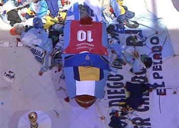 3 أشخاص يلتقطون سيلفي مع جثمان مارادونا ومحاميه يتوعدهم