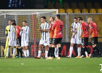 فيديو في الدقيقة 10 توقف مباراة يوفنتوس وبينفينتو لتحية مارادونا