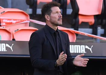 فيديو متأثر ا بوفاة مارادونا سيميوني يبكي أمام فالنسيا