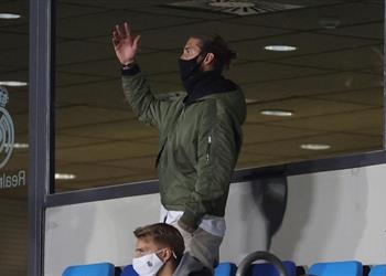 راموس وكارفاخال ينفعلان من المدرجات بسبب التحكيم في مباراة ريال مدريد وألافيس